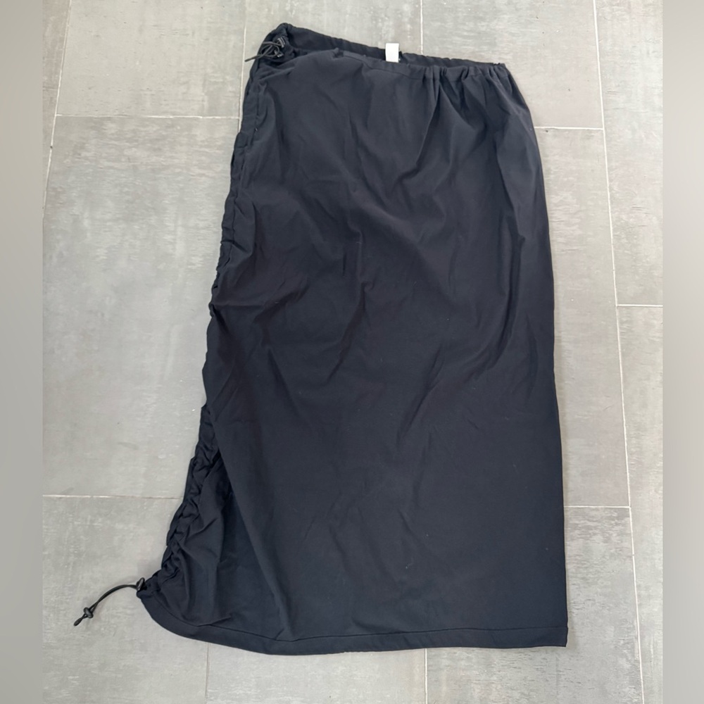 Noblu Chic Black Midi Skirt for Women